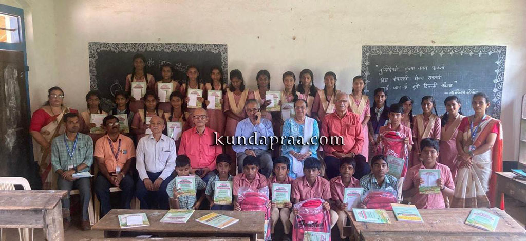 ವಿಶ್ವ ಕೊಂಕಣಿ ಕೇಂದ್ರ ವತಿಯಿಂದ ವಿದ್ಯಾರ್ಥಿಗಳಿಗೆ ಸ್ಕೂಲ್ ಬ್ಯಾಗ್ ಮತ್ತು ವಿದ್ಯಾರ್ಥಿ ವೇತನ ವಿತರಣೆ