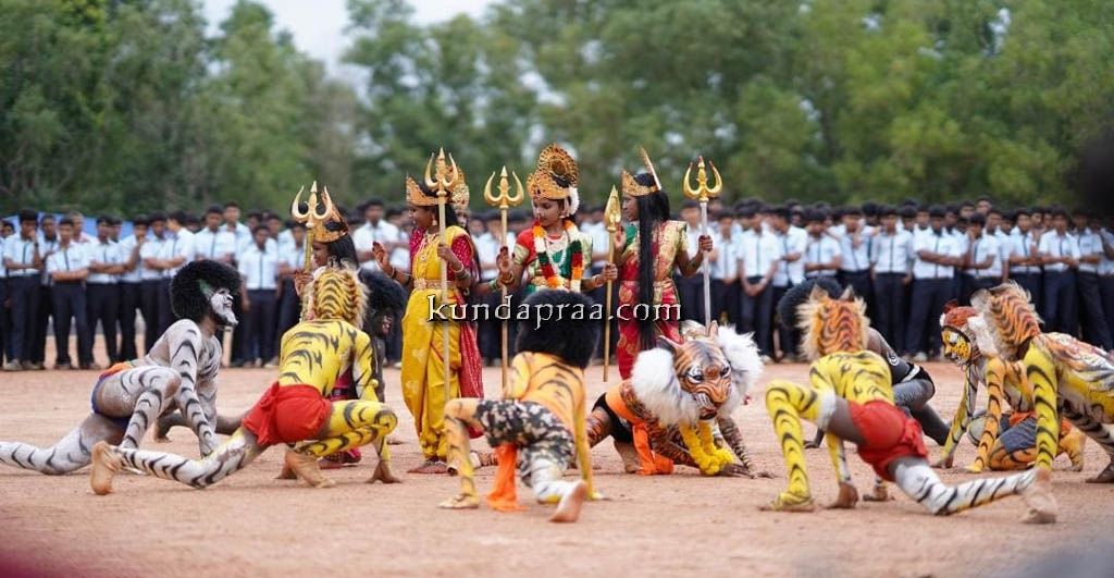 ಹೆಮ್ಮಾಡಿಯ ಜನತಾ ಪದವಿಪೂರ್ವ ಕಾಲೇಜಿನಲ್ಲಿ ಹುಲಿ ಕುಣಿತ