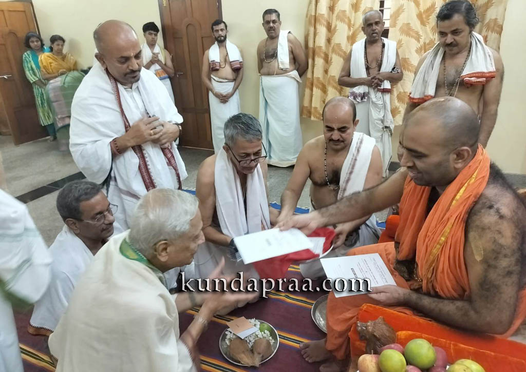 ಬಸ್ರೂರು: ಶ್ರೀ ಕಾಶಿಮಠಾಧೀಶರಿಂದ ಆಮಂತ್ರಣ ಪತ್ರಿಕೆ ಬಿಡುಗಡೆ