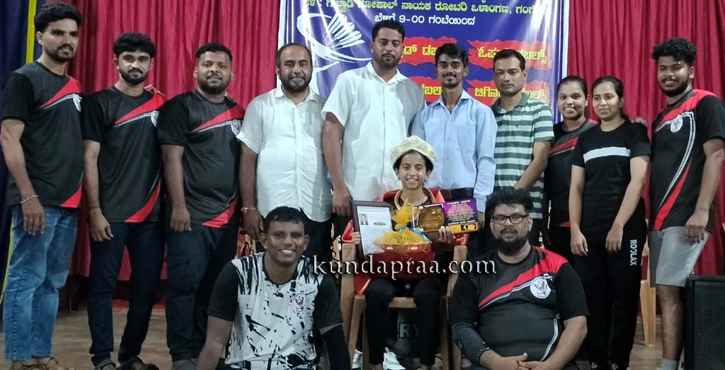 ರಾಷ್ಟ್ರ ಮಟ್ಟಕ್ಕೆ ಆಯ್ಕೆಯಾದ ಪ್ರಾರ್ಥನಾ ಅವರಿಗೆ 6 ಎಎಮ್ ಬ್ಯಾಡ್ಮಿಂಟನ್ ಫ್ರೆಂಡ್ಸ್ ವತಿಯಿಂದ ಸನ್ಮಾನ