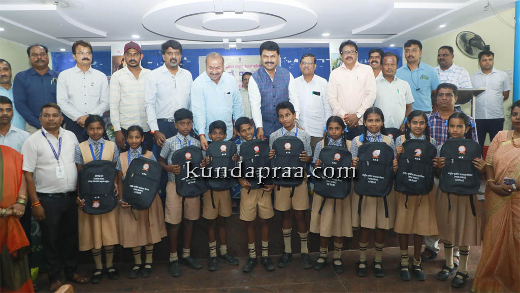 ಕೇಂದ್ರ ಸರ್ಕಾರದಿಂದ ಸರ್ಕಾರಿ ಶಾಲಾ ವಿದ್ಯಾರ್ಥಿಗಳಿಗೆ 95,000 ಉಚಿತ ಶಾಲಾ ಬ್ಯಾಗ್ ವಿತರಣೆ