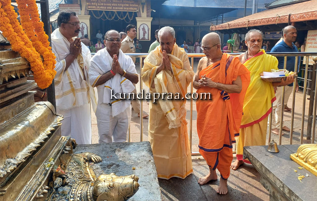 ಕೊಲ್ಲೂರು ದೇವಳಕ್ಕೆ ಸಚಿವ ಎನ್.ಎಸ್. ಬೋಸರಾಜು ಭೇಟಿ