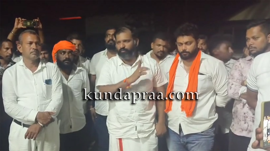 ಕುಂದಾಪುರ: ಅನ್ಯಾಯ ಪ್ರಶ್ನಿಸಿದವನ ಬಂಧನ ಖಂಡಿಸಿ ಠಾಣೆ ಎದುರು ಬೈಂದೂರು ಶಾಸಕ ಗುರುರಾಜ ಗಂಟಿಹೊಳೆ ಆಹೋರಾತ್ರಿ ಧರಣಿ