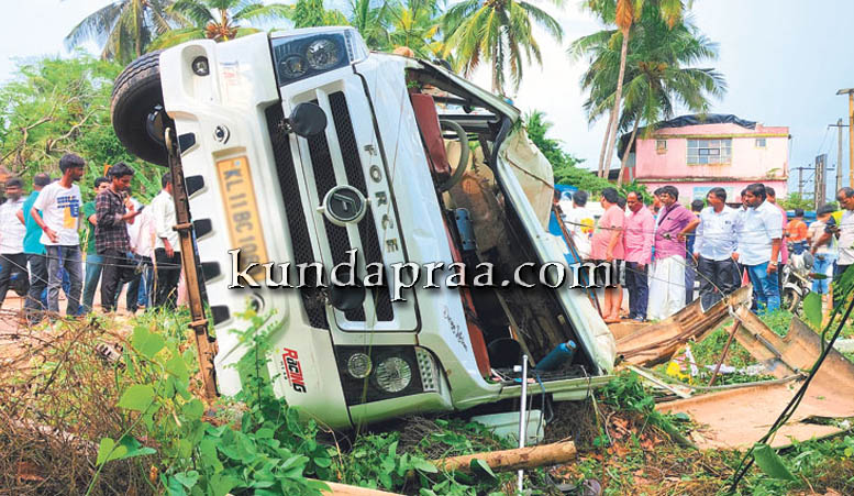 ಚಾಲಕನ ನಿಯಂತ್ರಣ ತಪ್ಪಿ ಟಿ.ಟಿ. ವಾಹನ ಪಲ್ಟಿ: ಪ್ರವಾಸಿಗರು ಪಾರು