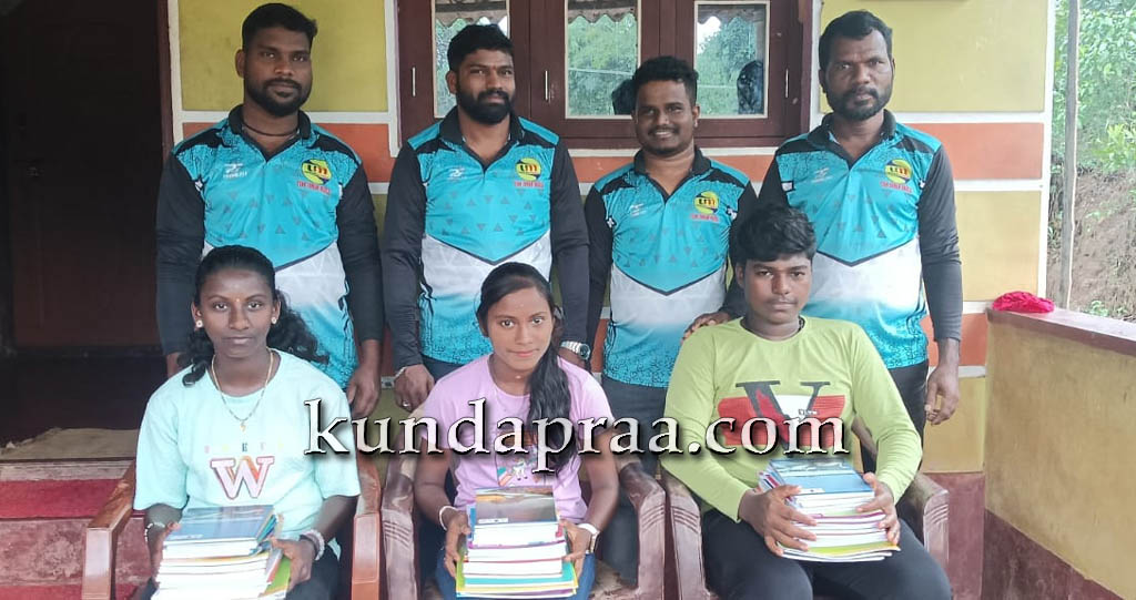 ಕುಂದಾಪುರ: ಟೀಮ್ ಊರ್ಮನಿ ಮಕ್ಕಳ್ ತಂಡದಿಂದ ನೋಟ್ಸ್ ವಿತರಣೆ