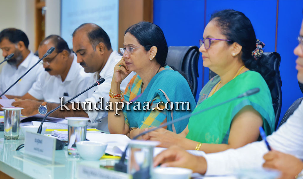 ಅಧಿಕಾರಿಗಳು ಫೀಲ್ಡ್ ಗಿಳಿದು ಕೆಲಸ ಮಾಡಿ: ತ್ರೈಮಾಸಿಕ ಕೆಡಿಪಿ ಸಭೆಯಲ್ಲಿ ಅಧಿಕಾರಿಗಳಿಗೆ ಸಚಿವೆ ಲಕ್ಷ್ಮೀ ಹೆಬ್ಬಾಳಕರ್ ಖಡಕ್ ಸೂಚನೆ