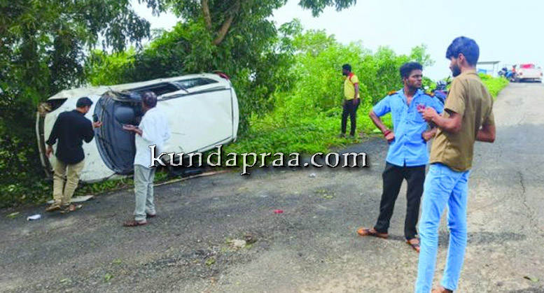 ಕುಂದಾಪುರ: ಹೇರಿಕುದ್ರು ರಾ.ಹೆ ಬದಿಯ ಮರಕ್ಕೆ ಡಿಕ್ಕಿಯಾಗಿ ಬಿದ್ದ ಕಾರು