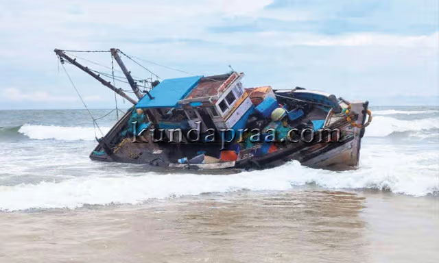 ತಾಂತ್ರಿಕ ಸಮಸ್ಯೆಯಿಂದ ದಡಕ್ಕಪ್ಪಳಿಸಿದ ಬೋಟ್: ಐವರು ಪಾರು, ಲಕ್ಷಾಂತರ ರೂ. ನಷ್ಟ