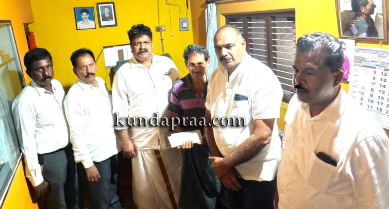 ಮೀನುಗಾರಿಕೆ ಕುಟುಂಬಕ್ಕೆ ಸಚಿವರಿಂದ ಪರಿಹಾರದ ಚೆಕ್ ವಿತರಣೆ