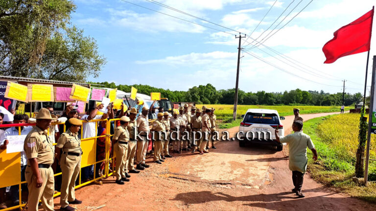 ಸಾಲಿಗ್ರಾಮ ಘನತ್ಯಾಜ್ಯ ಘಟಕ ವಿರೋಧಿಸಿ ಸ್ಥಳೀಯರು ಆಹೋರಾತ್ರಿ ಧರಣಿ, ಕಪ್ಪು ಪಟ್ಟಿ ಧರಿಸಿ ಪ್ರತಿಭಟನೆ