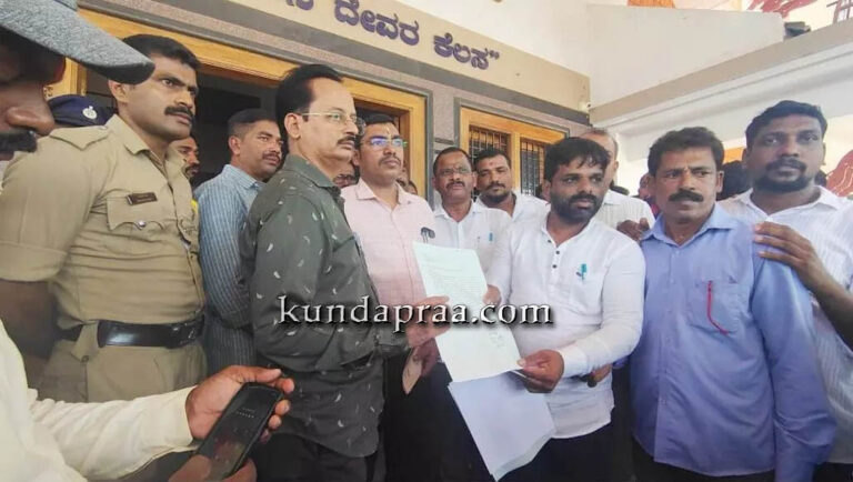 ಉಪ್ಪುಂದ ಅಳಿವೆಕೋಡಿಯ ರಸ್ತೆ ದುರಸ್ಥಿಗೆ ಆಗ್ರಹಿಸಿ ಪ್ರತಿಭಟನೆ