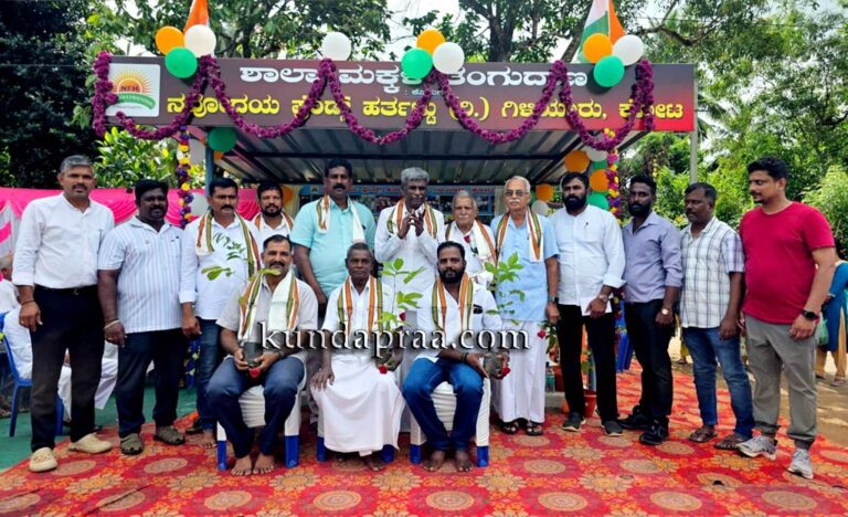 ಕೋಟ ಹರ್ತಟ್ಟು ನವೋದಯ ಫ್ರೆಂಡ್ಸ್: 80ನೇ ಸ್ವಾತಂತ್ರ್ಯೋತ್ಸವಕ್ಕೆ ಬಸ್ ತಂಗುದಾಣ ಕೊಡುಗೆ