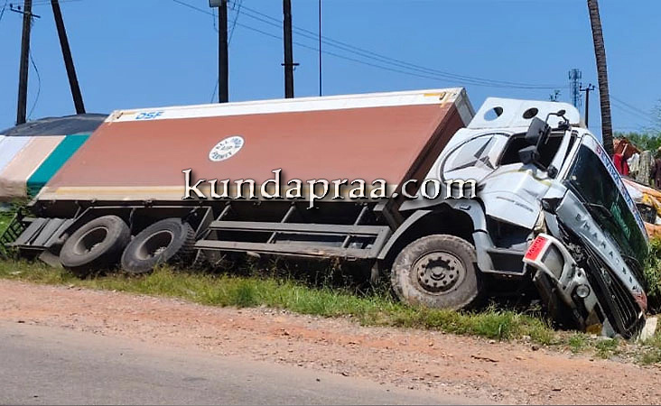 ಮುಳ್ಳಿಕಟ್ಟೆ: ಮೀನು ಸಾಗಾಟದ ಲಾರಿ ಪಲ್ಟಿ